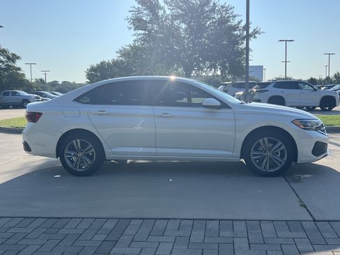 Used 2024 Volkswagen Jetta SE FWD image 10