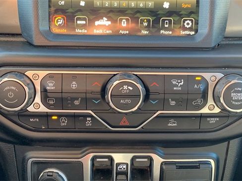 Certified 2022 Jeep Gladiator Willys image 31