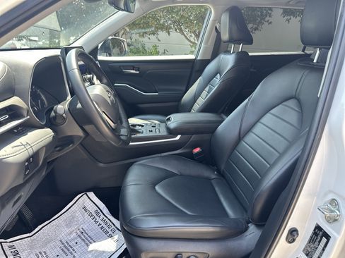Used 2023 Toyota Highlander XLE AWD/4WD image 15