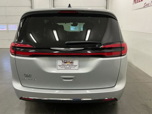 Used 2024 Chrysler Pacifica Touring-L FWD image 5