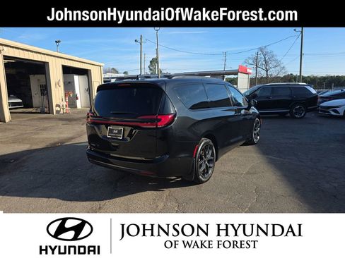 Used 2022 Chrysler Pacifica Limited w/ S Appearance Package image 13