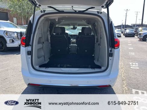 Used 2023 Chrysler Pacifica Touring-L image 12