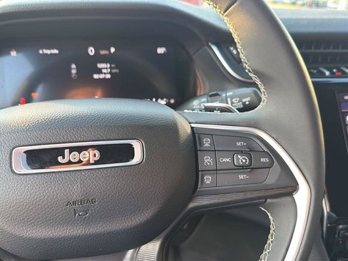 Used 2024 Jeep Grand Cherokee Laredo AWD/4WD image 21