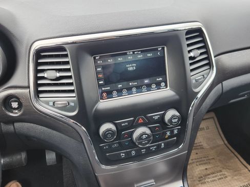 Used 2018 Jeep Grand Cherokee Laredo AWD/4WD image 12