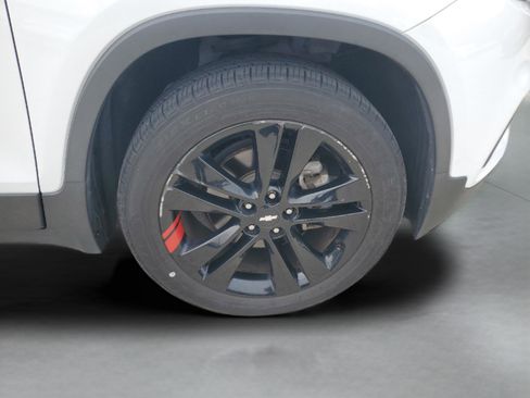 Used 2020 Chevrolet Trax LT w/ Sun & Sound Package FWD image 28