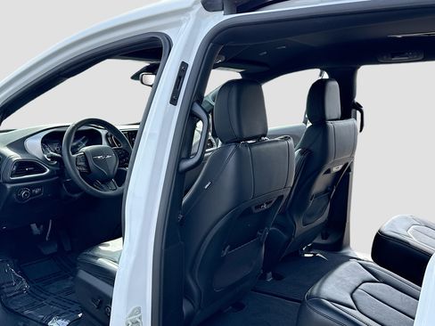 Used 2022 Chrysler Pacifica Touring-L w/ S Appearance Package image 6