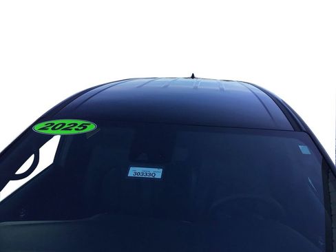 Used 2025 Chrysler Pacifica Select image 12