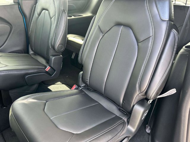New 2026 Chrysler Pacifica Select FWD image 18