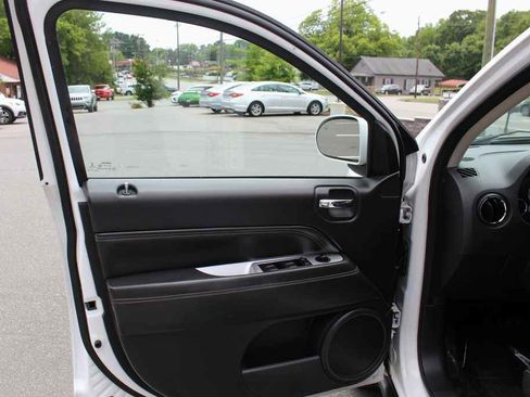 Used 2017 Jeep Compass Latitude FWD image 11