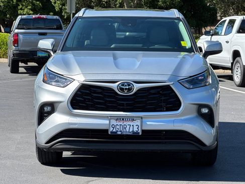 Used 2023 Toyota Highlander XLE AWD/4WD image 8