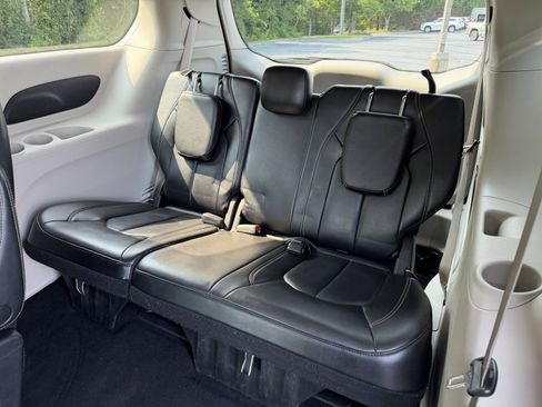 Used 2023 Chrysler Pacifica Touring-L FWD image 11