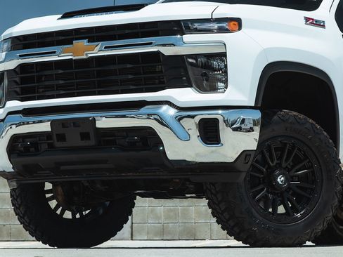 Used 2024 Chevrolet Silverado 2500 LT image 2