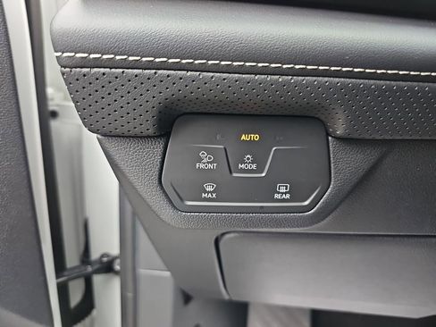 Used 2024 Volkswagen Atlas SE FWD image 32