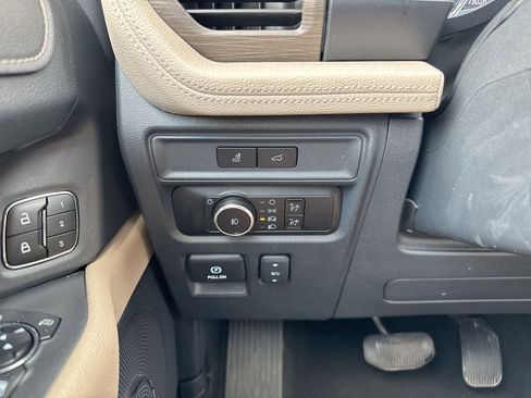 Used 2024 Ford Expedition Limited AWD/4WD image 19