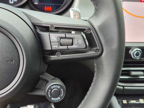 Certified 2026 Porsche Macan AWD/4WD image 10