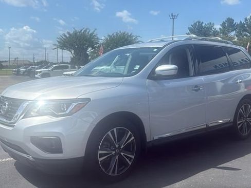 Used 2019 Nissan Pathfinder Platinum FWD image 3
