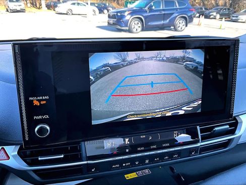 Used 2025 Toyota Sienna XLE image 27