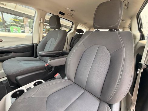Used 2023 Chrysler Voyager LX FWD image 10