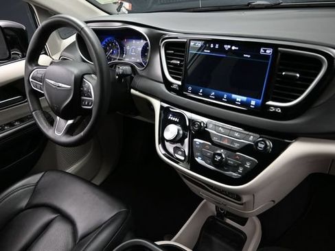 Certified 2024 Chrysler Pacifica Touring-L FWD image 15