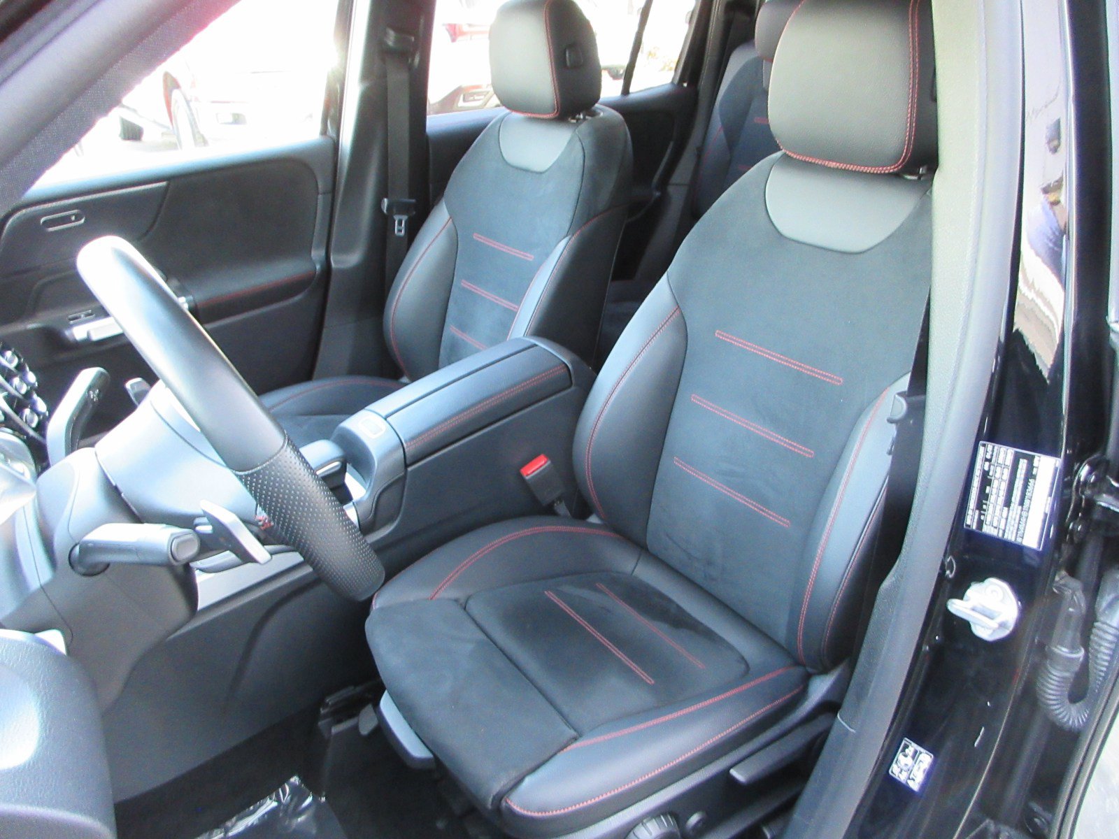 Used 2022 Mercedes-Benz GLB 250 4MATIC image 32