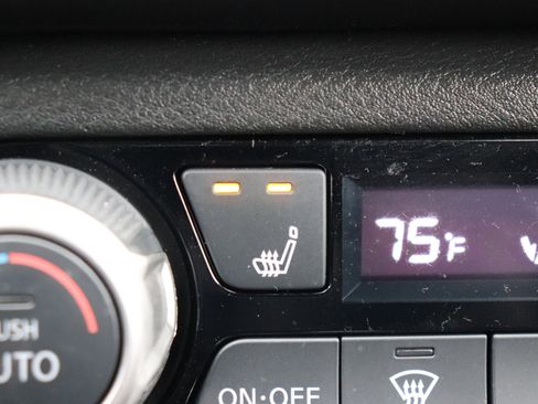 Used 2024 Nissan Versa SR image 32