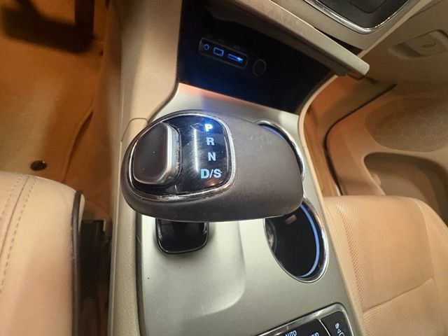 Used 2014 Jeep Grand Cherokee Overland w/ Advanced Technology Group AWD/4WD image 42