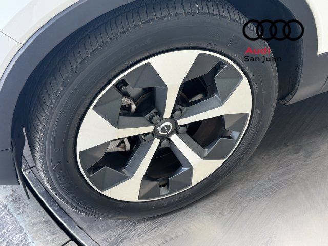 Used 2023 Volvo XC40 B5 Plus w/ Driver Assist Package AWD/4WD image 5