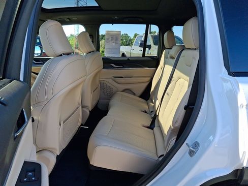 Used 2025 Jeep Grand Cherokee Limited w/ Luxury Tech Group II AWD/4WD image 11