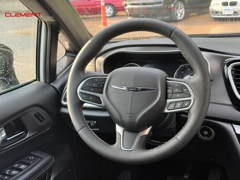 Used 2025 Chrysler Pacifica Select FWD image 16