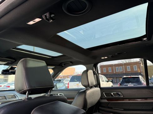 Used 2019 Ford Explorer Platinum image 15