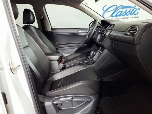Used 2021 Volkswagen Tiguan SEL FWD image 12