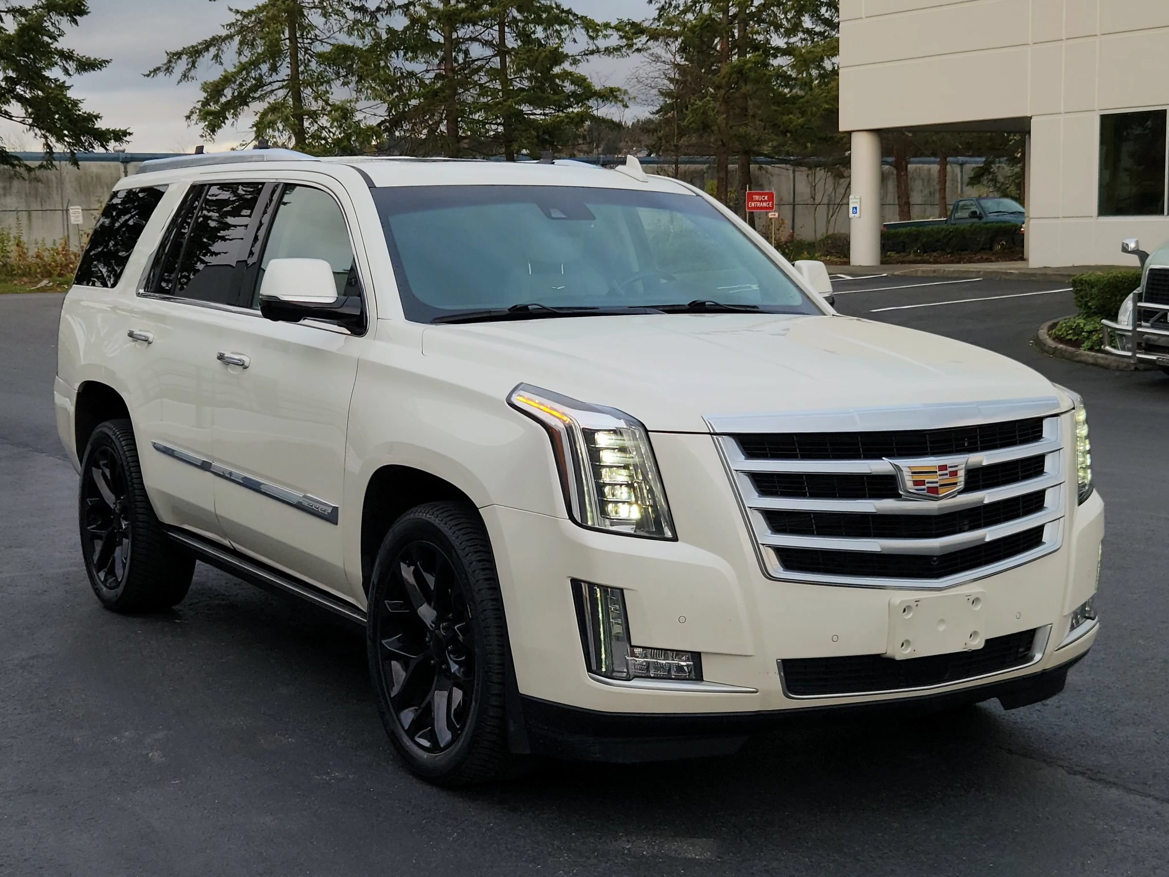 Used 2015 Cadillac Escalade Premium AWD/4WD image 5
