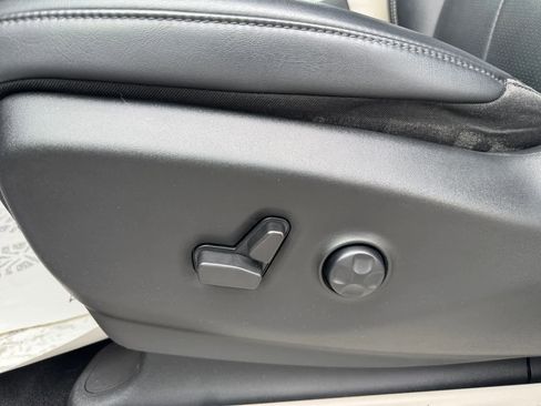 Used 2023 Chrysler Pacifica Touring-L image 17