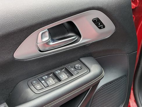 Used 2025 Chrysler Pacifica Limited FWD image 16