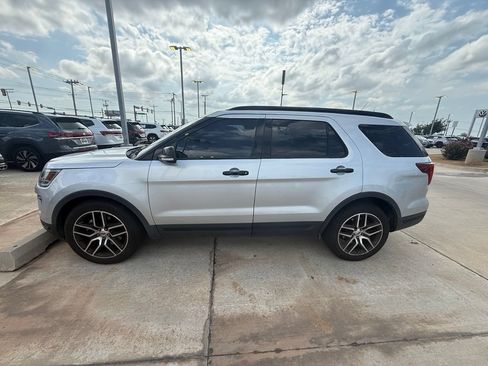 Used 2018 Ford Explorer Sport w/ Equipment Group 401A AWD/4WD image 2
