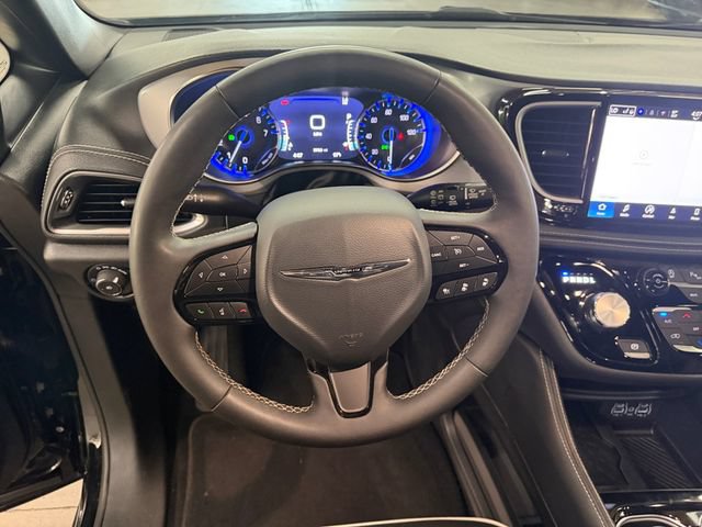Used 2025 Chrysler Pacifica Limited FWD image 22