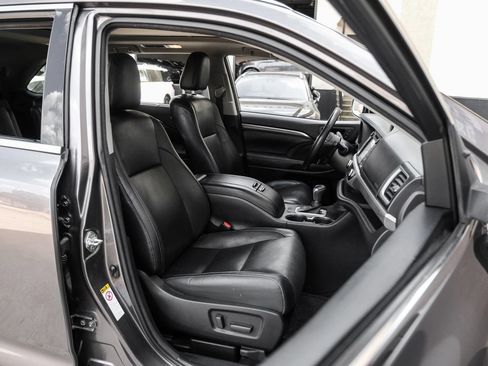 Used 2017 Toyota Highlander Limited Platinum FWD image 32