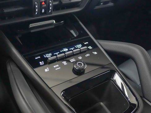 Certified 2025 Porsche Cayenne image 31