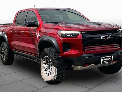 Used 2025 Chevrolet Colorado ZR2 w/ Technology Package AWD/4WD image 3