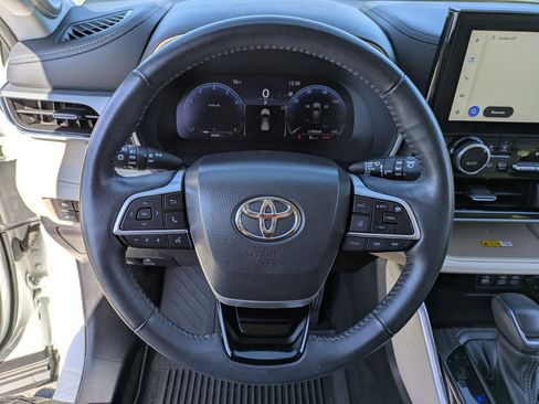 Used 2023 Toyota Highlander image 9
