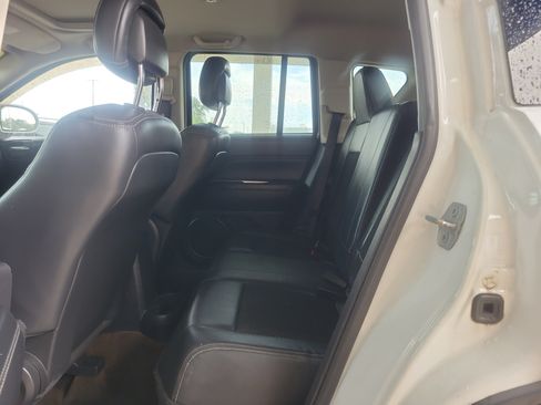 Used 2014 Jeep Compass Latitude w/ Sun/Sound Group FWD image 8