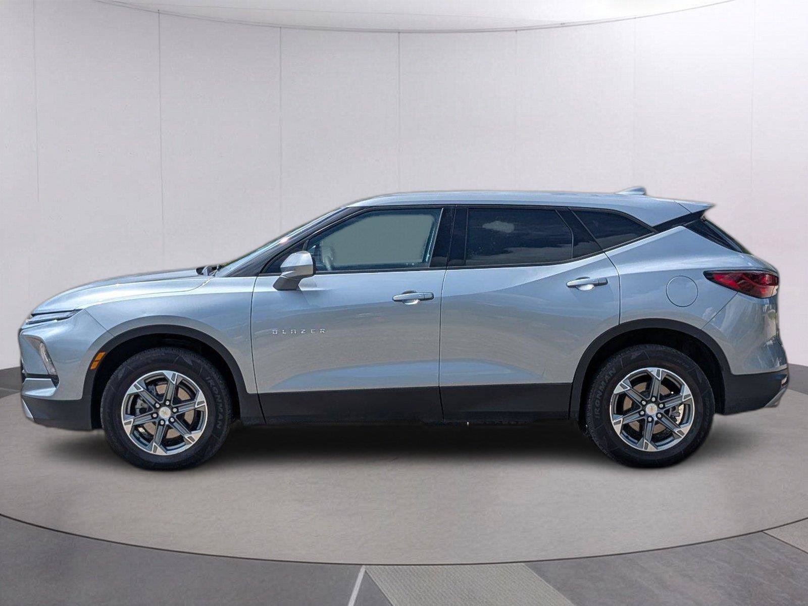Used 2025 Chevrolet Blazer LT AWD/4WD image 2
