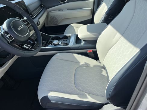 New 2026 Kia Carnival EX FWD image 4
