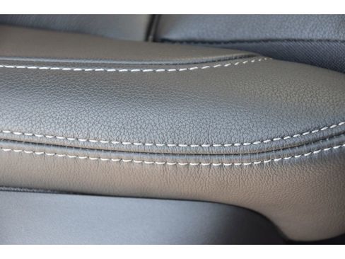 Certified 2025 Volvo XC40 B5 Plus w/ Protection Package Premier image 32