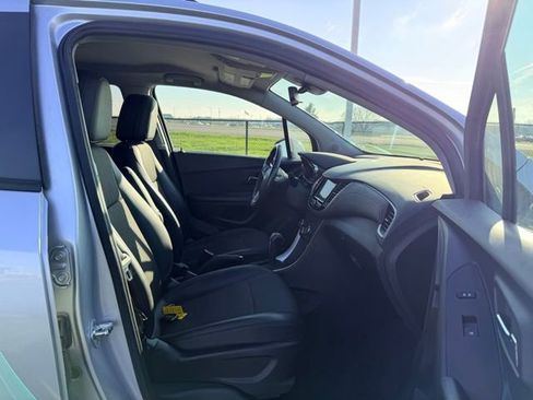 Used 2022 Chevrolet Trax LT w/ Sport Edition image 11