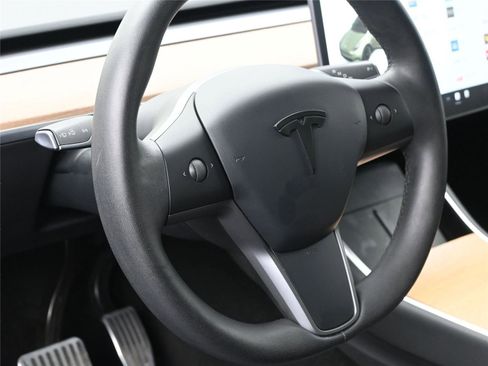 Used 2021 Tesla Model Y Long Range image 8