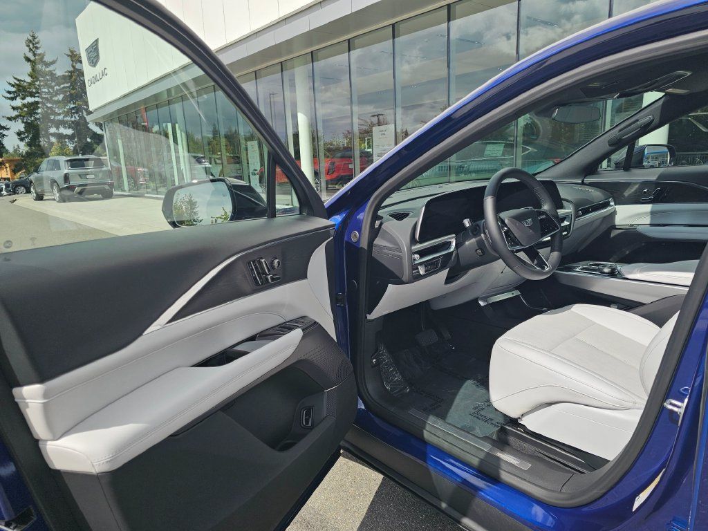 Certified 2024 Cadillac Lyriq Luxury AWD/4WD image 21