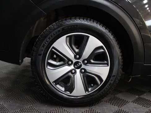 Used 2017 Kia Niro EX image 5