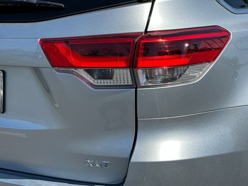 Used 2018 Toyota Highlander XLE w/ Carpet Mat Package (TMS) FWD image 26