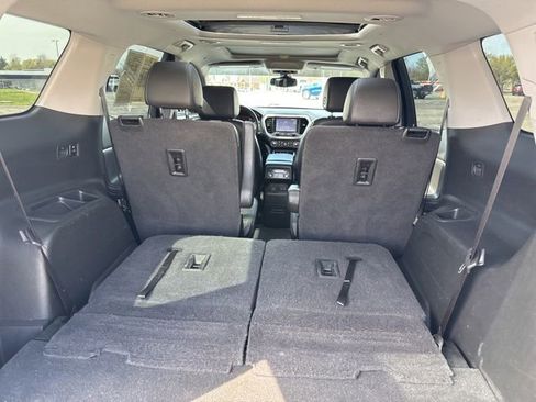 Used 2022 GMC Acadia SLT w/ Elevation Edition image 16